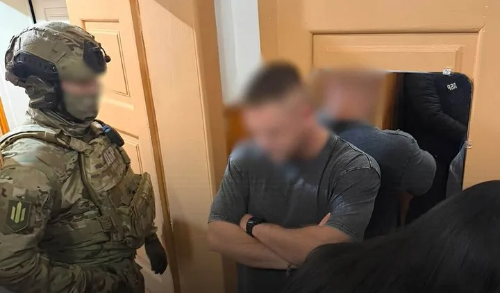 Фото з місця повідомлення про підозру одному з військових ТЦК та правоохоронців Чернівецької області Фото з місця повідомлення про підозру одному з військових ТЦК та правоохоронців Чернівецької області