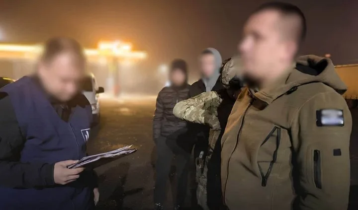 Фото з місця повідомлення про підозру одному з військових ТЦК та правоохоронців Чернівецької області Фото з місця повідомлення про підозру одному з військових ТЦК та правоохоронців Чернівецької області