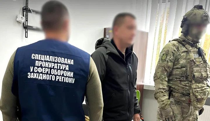 Фото з місця повідомлення про підозру одному з військових ТЦК та правоохоронців Чернівецької області Фото з місця повідомлення про підозру одному з військових ТЦК та правоохоронців Чернівецької області